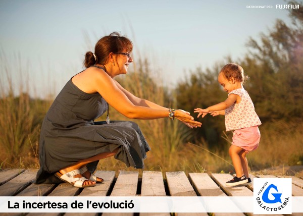  Peu de foto logo de l’Associació Espanyola per la Galactosemia,  fotografia d’una mare convidant a caminar al seu infant en un espai natural. 